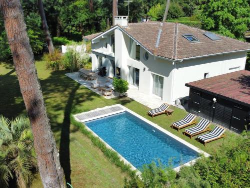 une vue aérienne d'une maison avec piscine dans l'établissement Spacieuse Villa à Hossegor Avec Piscine Chauffée - FR-1-791-36, à Soorts-Hossegor