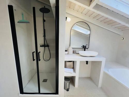 une salle de bain avec une douche, un lavabo et un miroir dans l'établissement Spacieuse Villa à Hossegor Avec Piscine Chauffée - FR-1-791-36, à Soorts-Hossegor