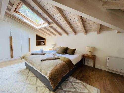 - une chambre avec un grand lit et une lucarne dans l'établissement Spacieuse Villa à Hossegor Avec Piscine Chauffée - FR-1-791-36, à Soorts-Hossegor