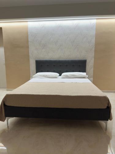 a bed with two pillows on it in a room at Zia Lisa Home in CTA