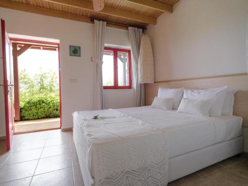 Katil atau katil-katil dalam bilik di Flow Datca Surf & Beach Hotel