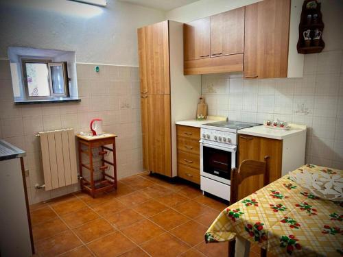 Η κουζίνα ή μικρή κουζίνα στο iL BUCANEVE