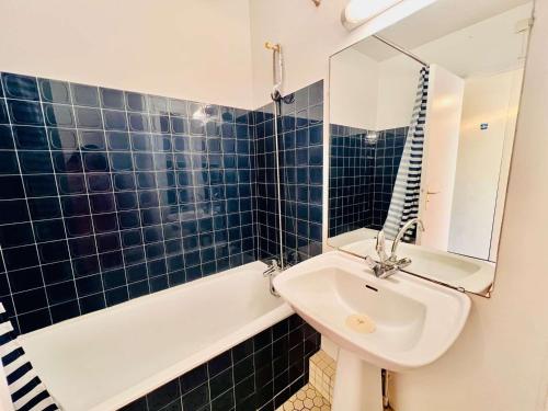 une salle de bain avec un lavabo, un miroir et une baignoire dans l'établissement Quiberon - Studio de 28m² avec terrasse et parking - FR-1-478-93, à Quiberon