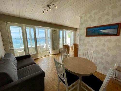 un salon avec un canapé et une table dans l'établissement Quiberon: APT 2P, Balcon sud, Garage, face à la grande plage - FR-1-478-212, à Quiberon