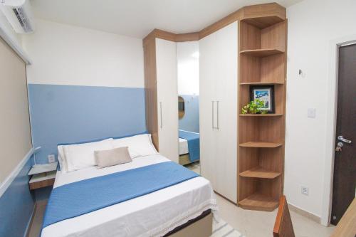 Habitación pequeña con cama y estante para libros en Suíte Marajó, en Belém