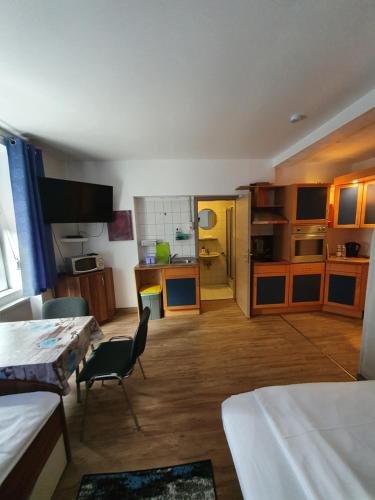 a room with two beds and a kitchen at Pension & Ferienwohnungen Richter in Gerwisch