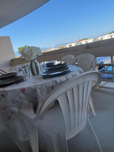 Μπαλκόνι ή βεράντα στο Résidence copacabana Logement T3 piscine privée et plage à 30m