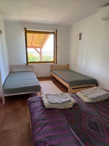 Una cama o camas en una habitación de Vineas vendégház