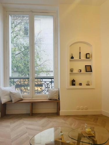 Parisian Mona Lisa Studio - Heart of Paris