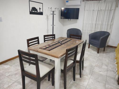 Televízia a/alebo spoločenská miestnosť v ubytovaní Lodge Araucaria Apartamento por día