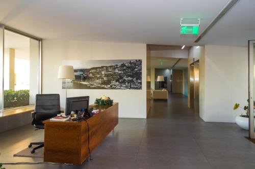 Televiisor ja/või meelelahutuskeskus majutusasutuses Liiiving in Matosinhos - High Sea Condo