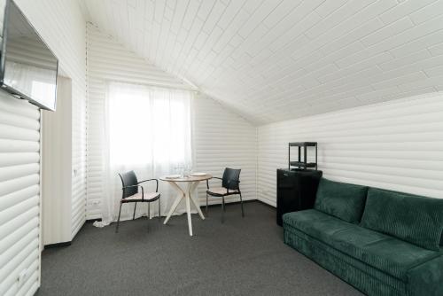 a living room with a couch and a table at Izmailskii dvorik in Chişinău