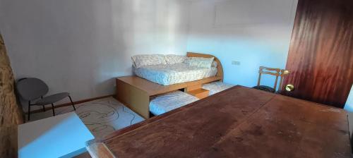 a small room with a table and a chair at 85 Teclas in Puebla de Sanabria