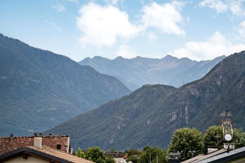 a view of a mountain range with mountains at La Villa di Ludo in San Cassiano