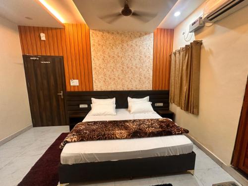 a bedroom with a bed and a ceiling at Hotel Shri Chandrawala in Ayodhya