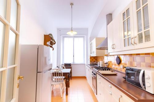 Elegantis Solinda Suite Apartment with Private Terrace - Steps from Metro, Tram & Bus to Rome's Historic Center