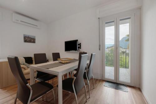 a dining room with a table and chairs at La Villa di Ludo in San Cassiano