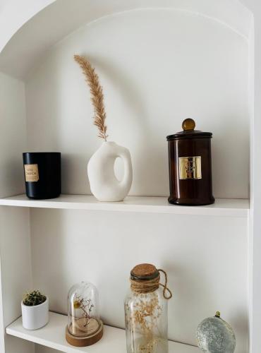 une étagère avec un vase et d'autres articles y afférents dans l'établissement Parisian Mona Lisa Studio - Heart of Paris, à Paris