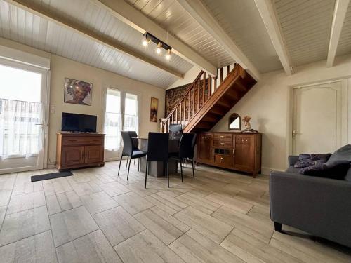 un salon avec un canapé, une table et des chaises dans l'établissement Maison familiale 3 pièces, centre Saint-Pierre d'Oléron, près des commodités - FR-1-246A-359, à Saint-Pierre-dʼOléron