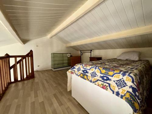 une chambre avec un lit dans une pièce dans l'établissement Maison 3 pièces au cœur de Saint-Pierre d’Oléron, 6 couchages - FR-1-246A-359, à Saint-Pierre-dʼOléron