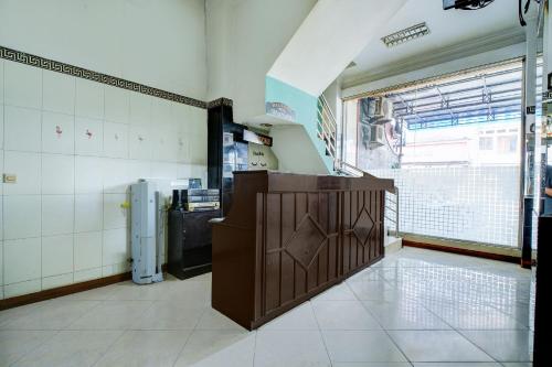 a kitchen with a wooden door in a room at Hotel O Depok near Bhayangkara BRIMOB Hospital Formerly Hotel Mutiara Kelapa Dua Depok in Depok