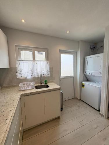 eine Küche mit Spüle und Kühlschrank in der Unterkunft Sunset Bliss Suite at Commandeurs in Oranjestad