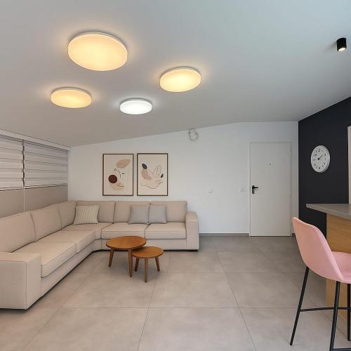 un salon avec un canapé et une table dans l'établissement Loft 44, à Mishmar Hashiv‘ah