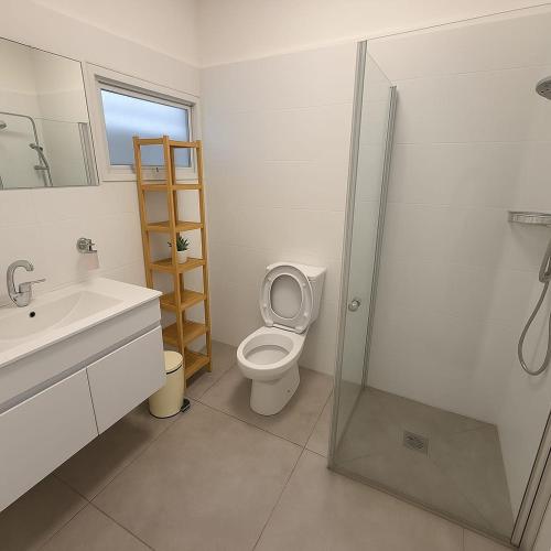une salle de bain avec toilettes, lavabo et douche dans l'établissement Loft 44, à Mishmar Hashiv‘ah