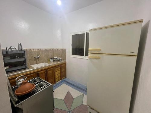 Kuchyň nebo kuchyňský kout v ubytování Au centre de la ville pour les familles seulement
