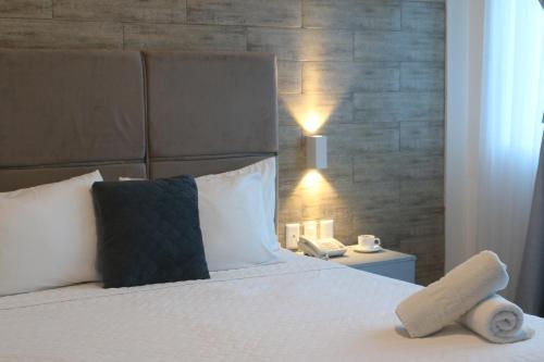 a bedroom with a bed and a phone on a table at Hotel Presidente Internacional in Guayaquil