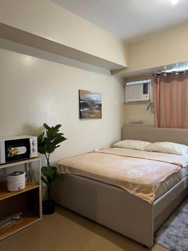 een slaapkamer met een bed in een kamer bij Urban solace iloilo in Iloilo City