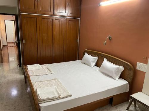 Postel nebo postele na pokoji v ubytování Serenade Homes