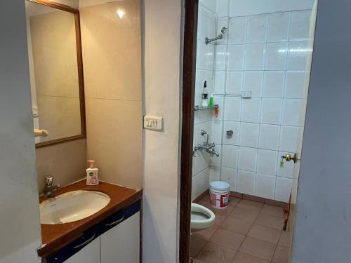 un baño con lavabo e inodoro en Serenade Homes, en Nashik