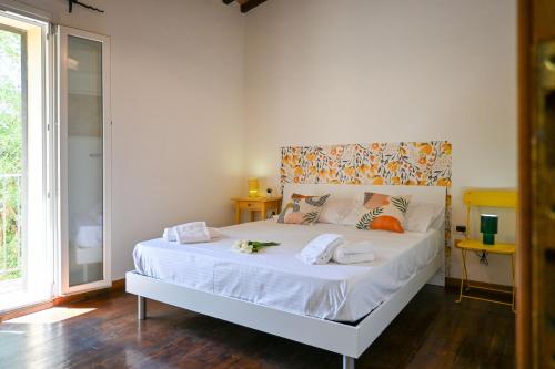 1 dormitorio con 1 cama con sábanas blancas y cabecero naranja en Inn Pisa Rentals - Cozy flat by the airport, en Pisa