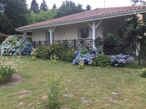 Villa avec grand jardin pour 6 personnes proche lac et océan