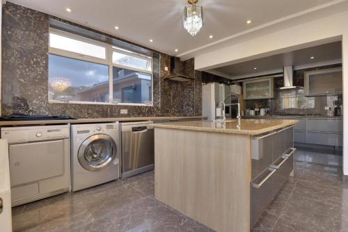 Kuchyň nebo kuchyňský kout v ubytování Luxurious West London Retreat With Hot Tubs Easy Access to Central London