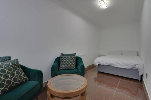 Postel nebo postele na pokoji v ubytování Luxurious West London Retreat With Hot Tubs Easy Access to Central London