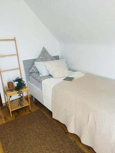 Ένα ή περισσότερα κρεβάτια σε δωμάτιο στο Maisonette Wohnung Sophie mit Balkon und Terrasse