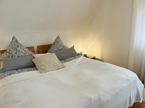 Ένα ή περισσότερα κρεβάτια σε δωμάτιο στο Maisonette Wohnung Sophie mit Balkon und Terrasse