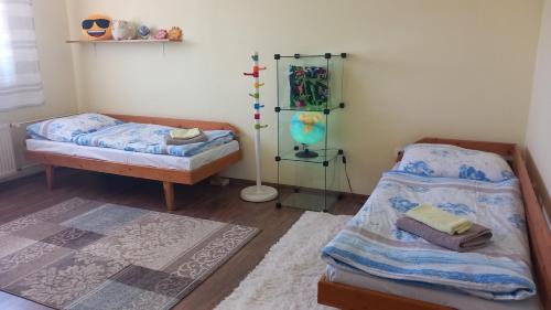 a bedroom with two twin beds and a shelf at Apartman Lunette in Tatranska Strba
