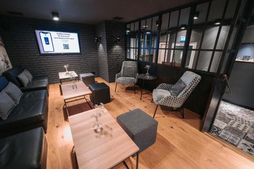 an overhead view of a restaurant with a table and chairs at das seidl - Hotel & Tagung - München West in Puchheim