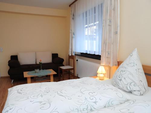 Una cama o camas en una habitación de Kuryhof
