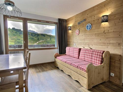 Appartement rénové avec balcon, au pied des pistes et proche commerces – Belle Plagne - FR-1-455-35