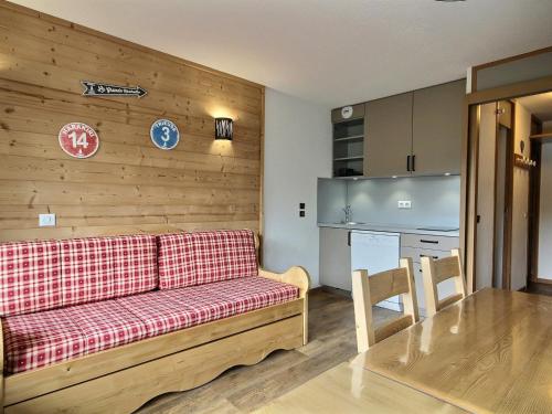 un salon avec un canapé et une cuisine dans l'établissement Appartement rénové avec balcon, au pied des pistes et proche commerces – Belle Plagne - FR-1-455-35, à Belle Plagne