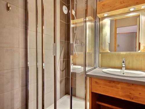 une salle de bain avec un lavabo et un miroir dans l'établissement Appartement rénové avec balcon, au pied des pistes et proche commerces – Belle Plagne - FR-1-455-35, à Belle Plagne