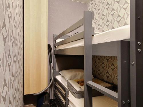 Ce lit superposé se trouve dans une petite chambre dotée de lits superposés. dans l'établissement Studio cabine rénové à Plagne Centre avec balcon et proche des pistes - FR-1-455-68, à La Plagne