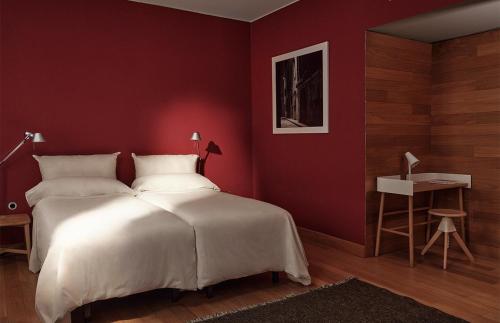Una cama o camas en una habitación de Casa Camper Barcelona