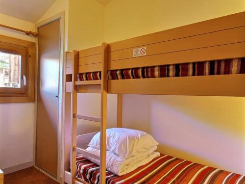 une chambre avec deux lits superposés dans l'établissement Studio-cabine chaleureux pour 4 pers. à 50m des pistes, balcon, ascenseur - FR-1-455-179, à La Plagne Tarentaise