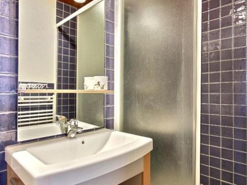 une salle de bain avec un lavabo et un miroir dans l'établissement Appartement cosy au pied des pistes avec balcon et équipements modernes - FR-1-455-61, à La Plagne