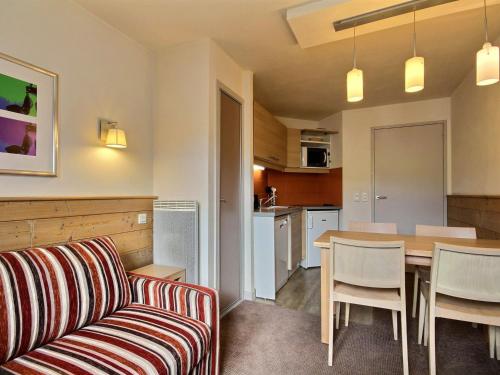 un salon avec un canapé et une table dans l'établissement Studio cabine chaleureux, 4 pers, balcon, vue montagnes, près des pistes, spa - FR-1-455-184, à La Plagne Tarentaise